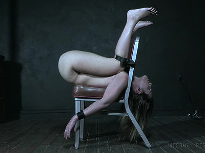 seksik ze śliską laską na dmuchanym materacu