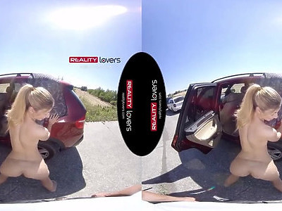 nastolatka z tatuażem fajnie targa ogromną pałę