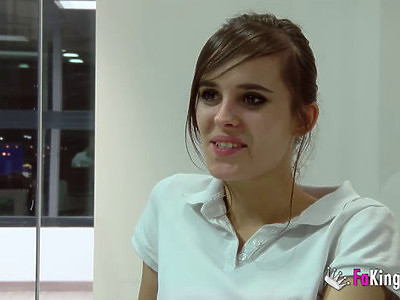 dziewica w kabaretkach