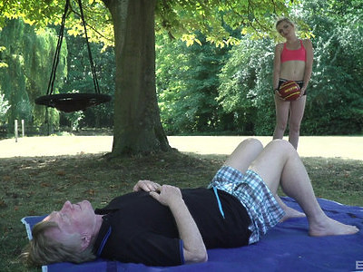 uczennica w kitkach dobrze się palcuje