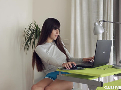 piękna gonastolatka masturbuje się