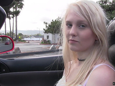 chude opalone nastolatki suną na jego kutasie