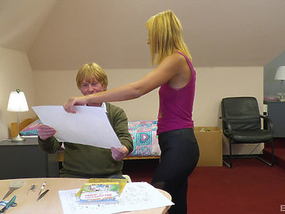 szalona masturbacja nastolatki z długim dildo