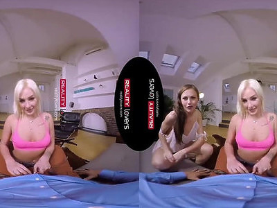 blond nastolatka w różowych majteczkach