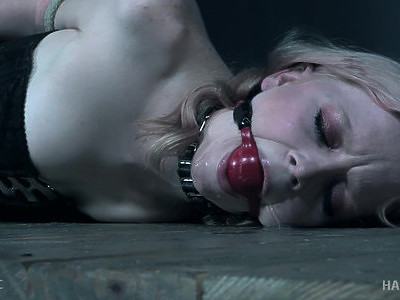 ruda osiemnastka dostaje w ciasną dupcię