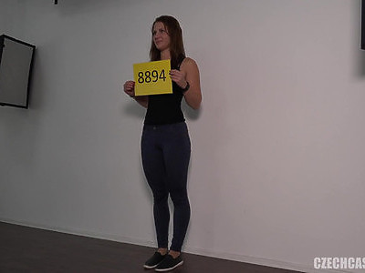 młoda i mokra blondi w łazience