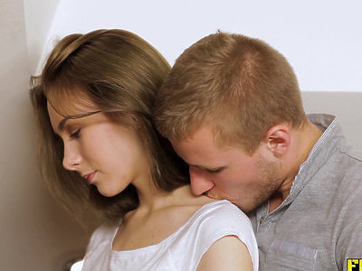 nastolatka ze słodkimi oczkami ciągnie bladego kutasa