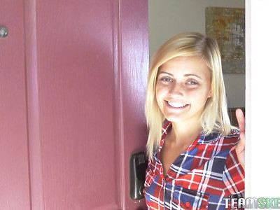 fajna nastolatka z małymi piersiami cassandra nix robi loda