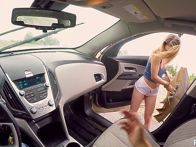 zgrabna nastolatka liże ją po cipce