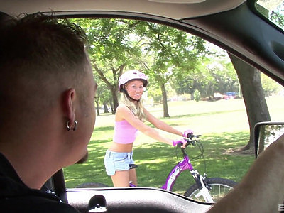 mała i młoda ssie penisa