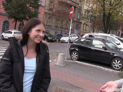 młoda modelka z maluteńkim biustem