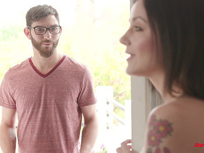 nastolatka z dużą dupką delektuje się kutasem