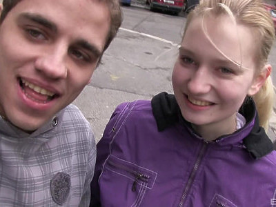 ładna nastolatka z bolcem w dupie