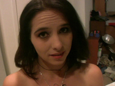 słodka nastolatka rozkłada nóżki na członku