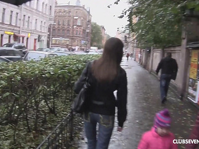 samotna nastolatka zaprasza kolegę do domku