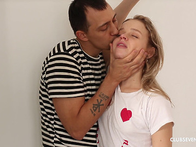 nastolatka w białym staniczku ujeżdża penisa