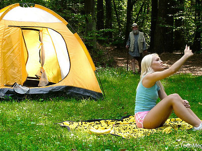 amatorka leży na brzuszku i ciągnie grubego penisa