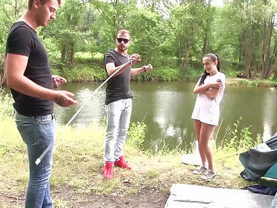 rucha płaską i cycatą laskę w trójkącie