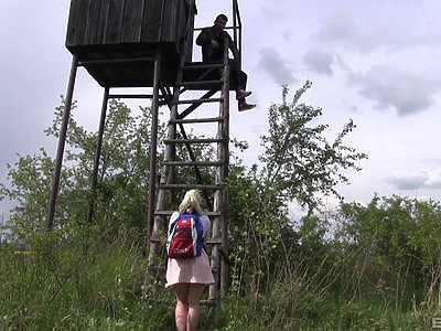 złotowłosa amatorka rozbiera się