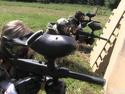 nastolatka w różowym staniczku na kastingu