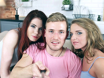 świetna cycata amatorka wali mu konia stopami