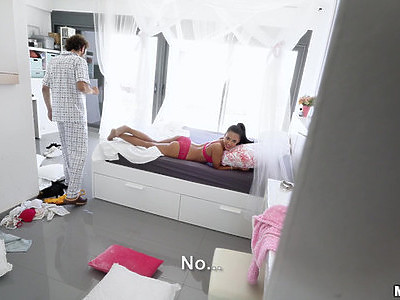 trzy uczennice pieszczą się w klasie