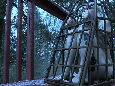 młoda spragniona sexu brunetka pozuje