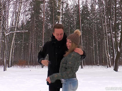 chuda nastolatka wypięła się przed nim bosko