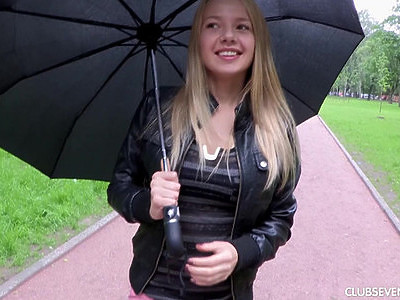 nastolatka podrzucana na pałce na kastingu