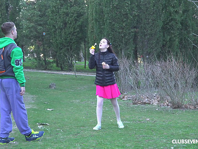 wypięta nastolatka lubi pukanie przed kamerą