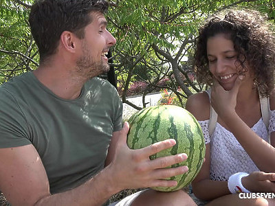 blada nastolatka dobrze sobie dogadza