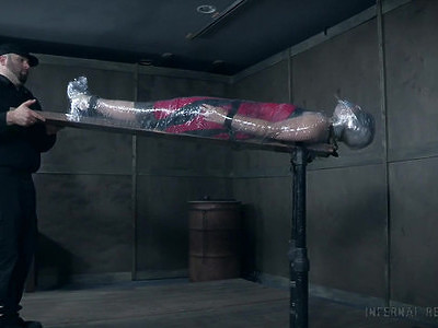 młoda uczennica z młodym dyrektorem