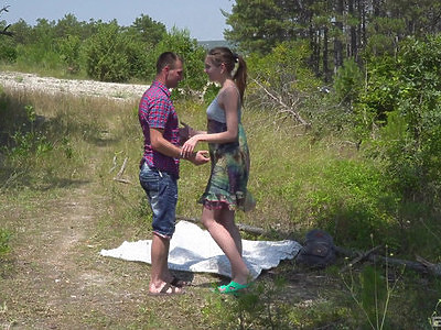 nastolatka ma bardzo głębokie gardło