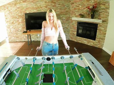 cycata nastolatka i czerwony wibrator