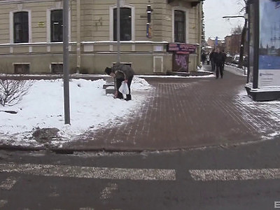 młoda zabawia się wibratorem