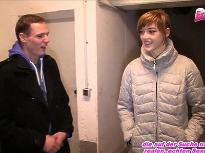 nastolatka z kolczykami w sutkach dobrze się pieści