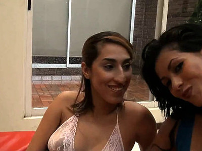 piękne nastolatki robią sobie piękne minetki