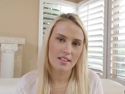 nastolatka płaci dostawcy pizzy w naturze