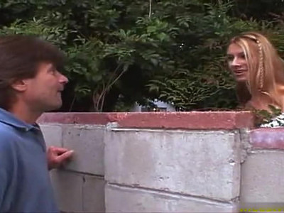 30 centymetrowy czarny penis wbija się w młodą szparkę