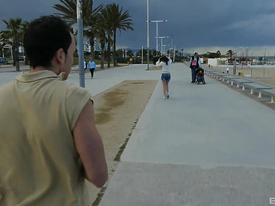 nastolatka z ładnymi piersiami ruchana na pieska