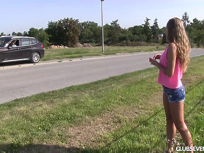 klęcząca dziewica ma mea fajny biuścik