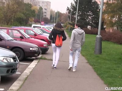 nastolatka pieści się seks zabawką podczas seksu