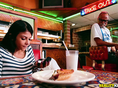 widać że chuda nastolatka lubi smak spermy