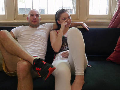 owłosiona ruda nastolatka masturbuje się