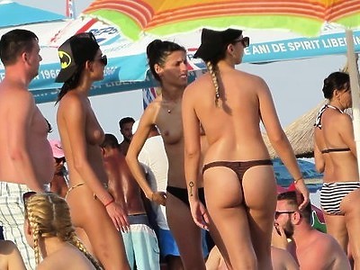 zgrabna nastolatka dogadza sobie w godzinach pracy