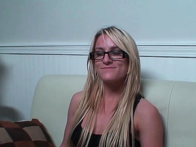 nastolatka z dredami i kolczykami