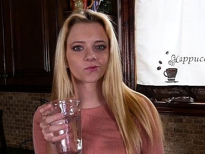 cudowna i soczysta nastolatka z tatuażem