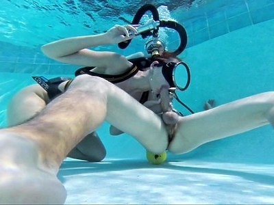 tatuś delikatnie jebie w dupę swoją córkę