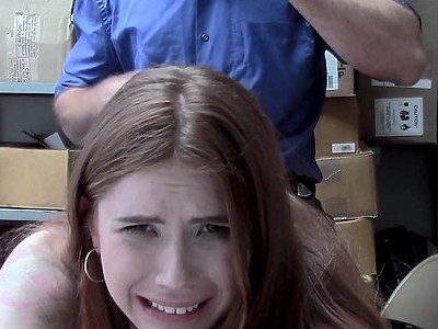 całuje amatorkę po szyi przed seksem