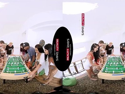 wytatuowana nastolatka w pokoju hotelowym